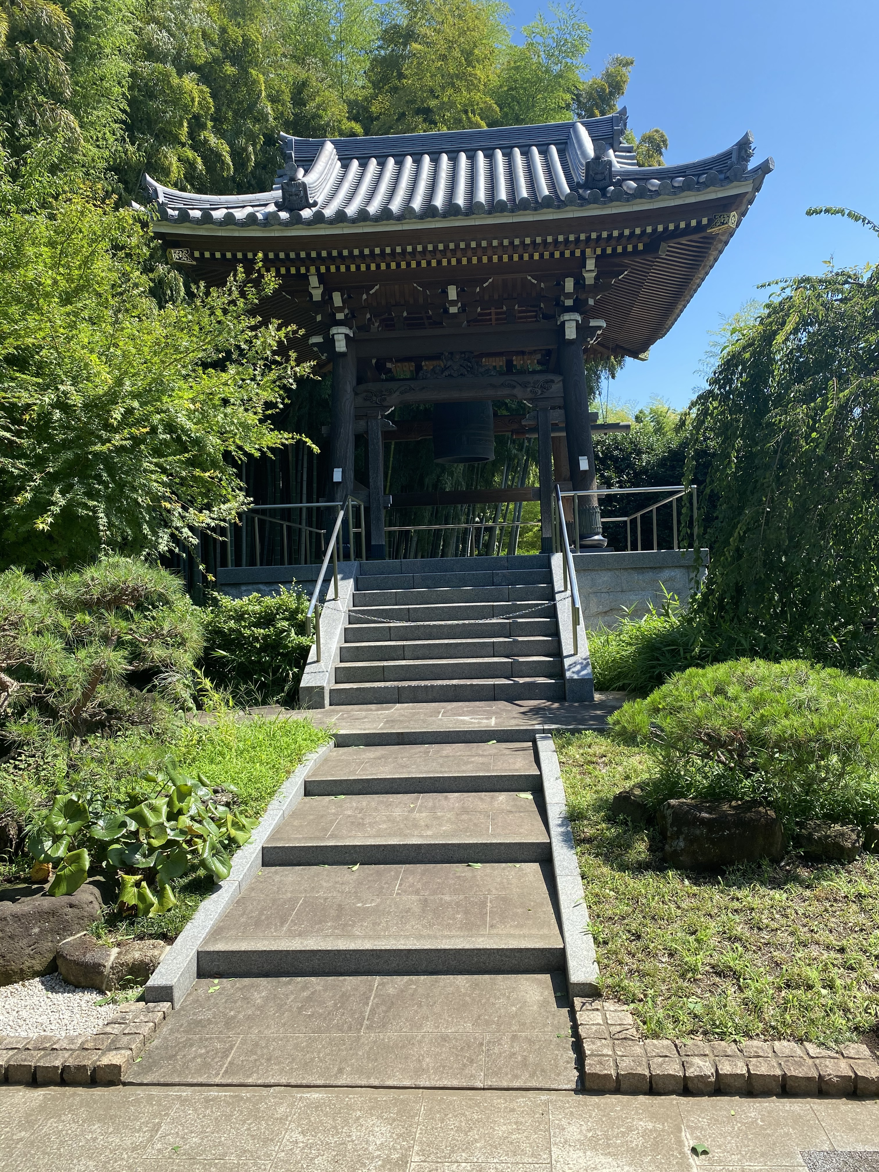 松光山　東圓寺　境内の鐘楼堂